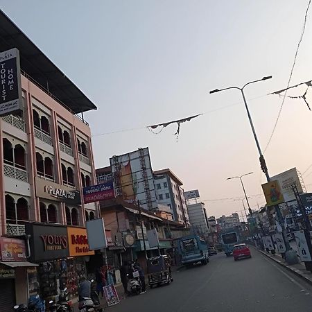 Plaza Tourist Home Kannur Esterno foto